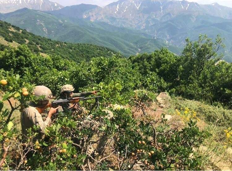 <p>Terör örgütü PKK ve uzantılarına karşı yurt içinde ve yurt dışında gerçekleştirdikleri operasyonlarla adeta destan yazan güvenlik güçleri, insansız hava aracı (İHA) ve silahlı insansız hava aracının (SİHA) da kullanıldığı hava destekli operasyonlarla dağları teröristlerden temizliyor.</p>

<p> </p>

