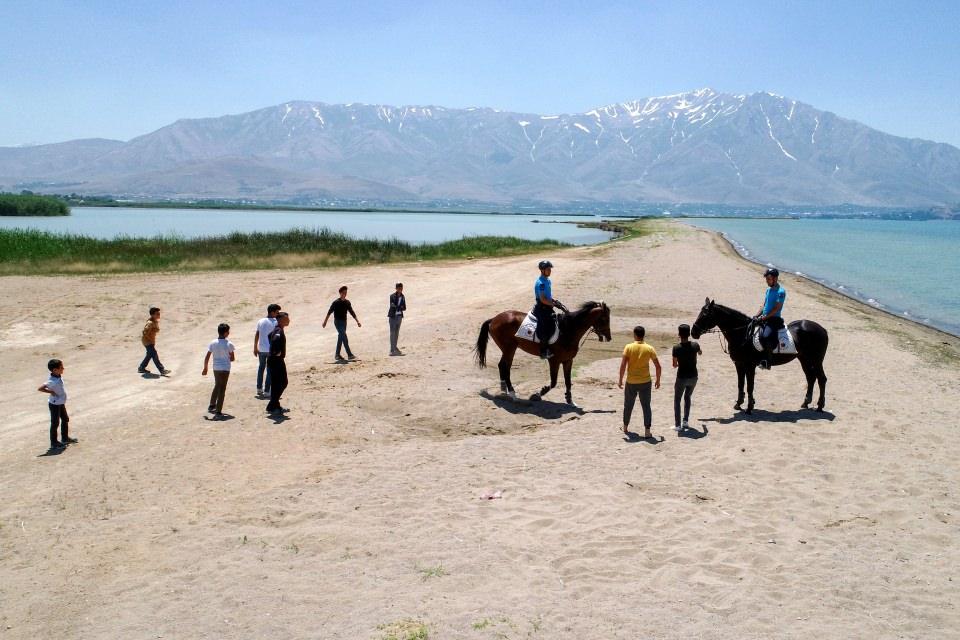 <p>Kentin Van G&ouml;l&uuml; sahilindeki il&ccedil;elerinden Edremit, yeni yapılan sahil bandı ile &ouml;nemli turizm destinasyonlarından biri haline geldi.</p>

<p>&nbsp;</p>
