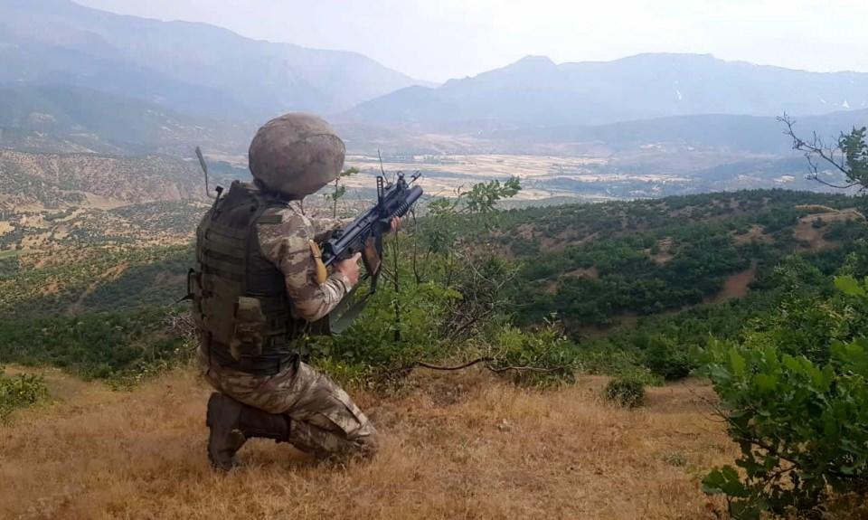 <p>Dindar'ın, 2014'te Çeltikli-Bitlis yolunun kesilmesi ve güvenlik korucusu Nihat Çaprak'ın kaçırılarak şehit edilmesi olayının faillerinden olduğu saptandı.</p>
<p> </p>
