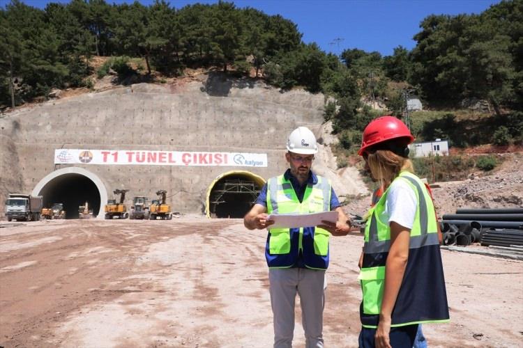 <p>Çanakkale'nin İzmir ve Balıkesir ile bağlantısının sağlandığı yolu, bin 200'ü ağır tonajlı olmak üzere günlük yaklaşık 7 bin araç kullanıyor.</p>
