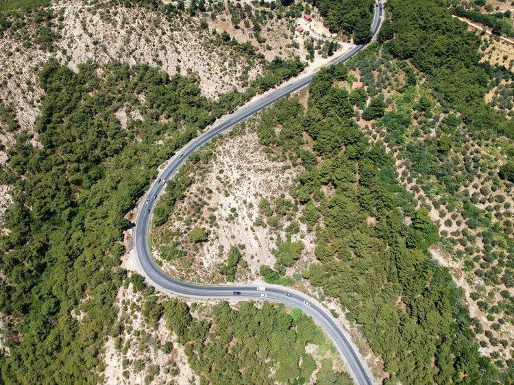 <p>Çanakkale-İzmir kara yolunda başlatılan bölünmüş yol ve tünel çalışmaları devam ediyor.</p>
