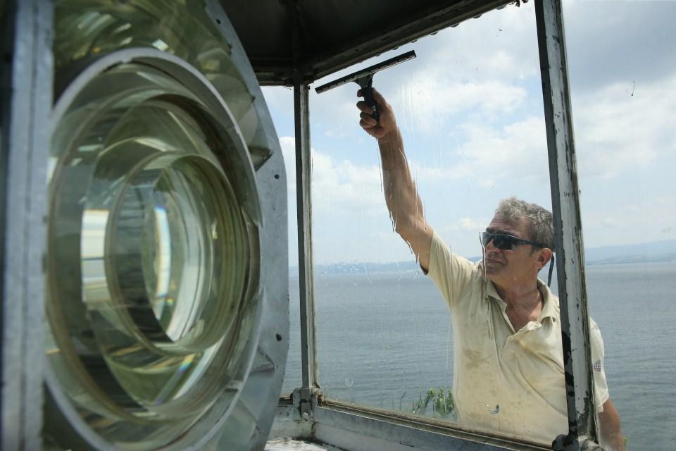 <p>Gül, 2010 yılında yaşanan gemi kazasında, teknesiyle 3-4 kişiyi kurtardığını ancak 1 kişinin hayatını kaybettiğini, 3 gün sonra cesedi bulduklarını belirtti.</p>
<p> </p>