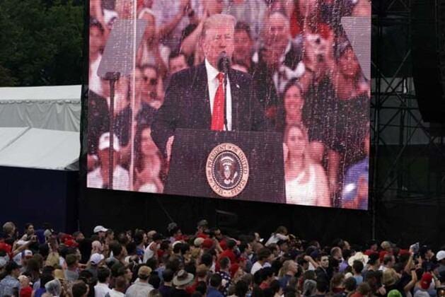 <p>Başkent Washington'daki törenlerin gündüz bölümünde, geleneksel olarak  düzenlenen Bağımsızlık Günü kutlamaları yapıldı. Akşam saatlerinde "Amerika'ya  Selam" temasıyla düzenlenen 4 Temmuz kutlamalarına Başkan Trump da katıldı.</p>
