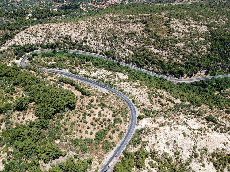 <p>Yüksek turizm potansiyeli dolayısıyla özellikle yaz aylarında trafik yoğunluğu artan bölgedeki Kazdağları rampaları, projenin tamamlanmasıyla sürücülerin "korkulu rüyası" olmaktan çıkacak.</p>
