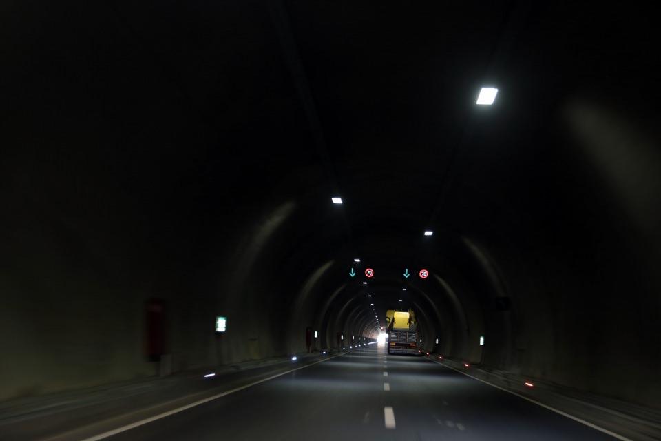 <p>Dağların delinerek bölgelerin tünellerle birbirine bağlandığı Kahramanmaraş-Kayseri kara yolu projesinde fiziki gerçekleşme oranı yüzde 85'e çıktı.</p>
