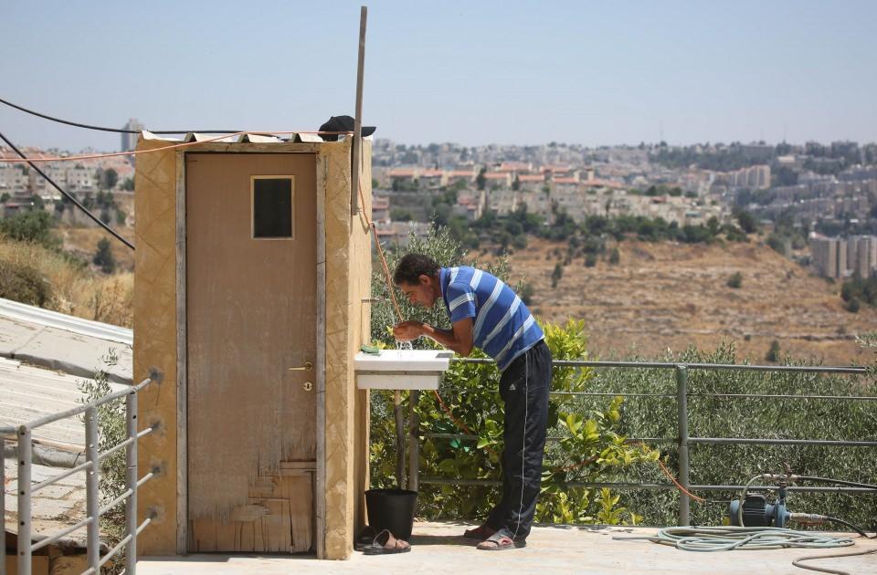 <p>Kudüs'e tepeden bakan bir noktada oturan Filistinli aile, 1967'den bu yana işgal altındaki topraklarda tel örgüler arasında hayatına devam ediyor.</p>

<p> </p>
