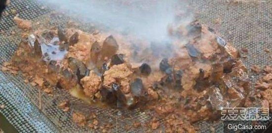 <p>Çamurları temizledikçe gözlerine inanamadı...</p>
<p> </p>