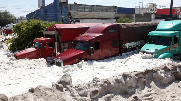 <p>Hava sıcaklığının yaklaşık 30 derece olduğu Meksika'nın Guadalajara şehrinin caddeleri fırtına nedeniyle 1,5 metre kalınlığına ulaşan buz parçalarıyla kaplandı</p>

<p> </p>
