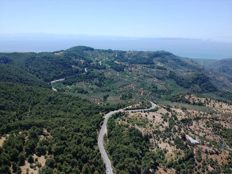 <p>Çanakkale ve İzmir limanları ulaşımının hinterlandında bulunan lojistik kara yolu altyapısını oluşturan yolun hizmete açılmasıyla, Kuzey Marmara ile Güney Marmara ve Ege Bölgesi arasında ulaşım kolaylaşacak.</p>
