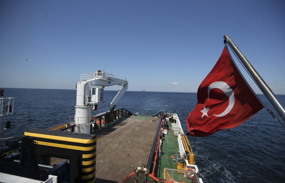 <p>Donanımları nedeniyle dünyadaki sayılı gemiler arasında yer alan "Nene Hatun"da görev yapmaktan mutluluk duyduğunu dile getiren Hamza, "Bu gemide Türk bayrağını sallandırmak da bizim için gurur verici." dedi. </p>

<p> </p>
