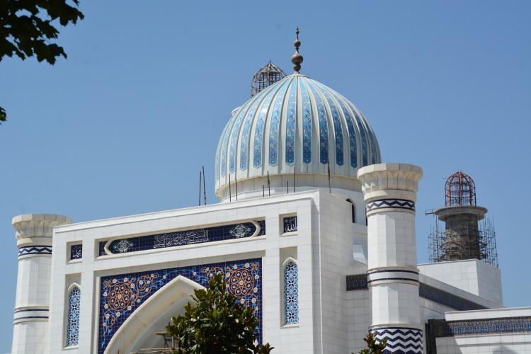 <p>Tacik yetkililere göre, 30 bin metrekare kapalı mekana sahip olması beklenen cami, avlusu ile 120 bin kişiyi ağırlayabilecek. Yüksekliği 75 metrelik 4 minaresi bulunan cami, yüksekliği 47 metrelik ana kubbe ve 20 küçük kubbeden oluşacak. Toplam 12 hektarlık araziye sahip camide yaklaşık 4 bin araç kapasiteli otopark, müze, kütüphane, konferans salonu, yemekhane ve idari binalar da yer alacak. </p>
<p> </p>