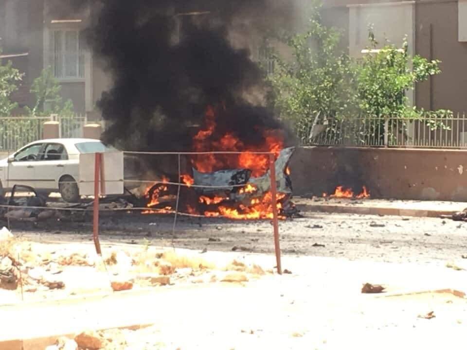 <p>Patlamanın ardından alev topuna dönen otomobildeki 2 kişi yaşamını yitirdi.</p>
