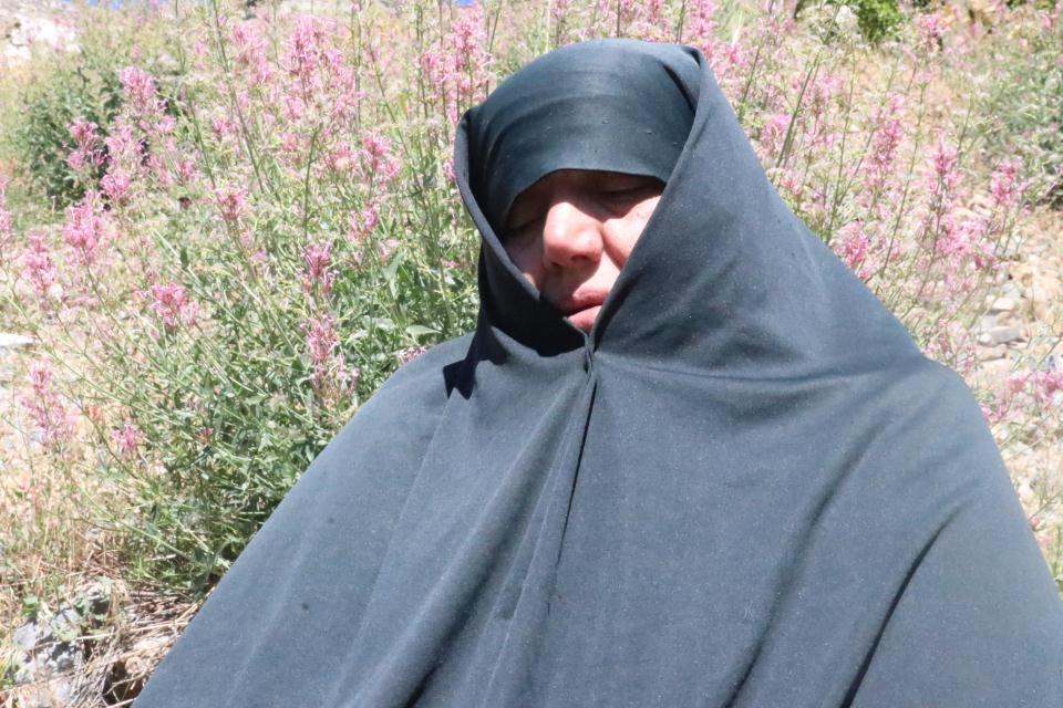 <p><em>Katliamda eşi ve yakınlarını kaybeden 53 yaşındaki Hatice Özdemir, katliamı gözyaşları içinde anlattı.</em></p>
<p>Katillerin aradan geçen 26 yıla rağmen bulunamamasından yakınan Özdemir, "Anlatmakla bitmiyor bu acı. Sesimiz çok uzaklara gitti ama bizim acımızı anlayan çok az insan oldu." dedi.</p>
<p>Özdemir, şunları söyledi:</p>
<p>"Katliamın olduğu akşam eşim akşam namazı için camiye gitmişti. Ben de bir yaşındaki kızım için annemlerden keçi sütü almak amacıyla onlara gitmiştim. Annemlere vardığımda köye teröristlerin geldiğini duydum.</p>
