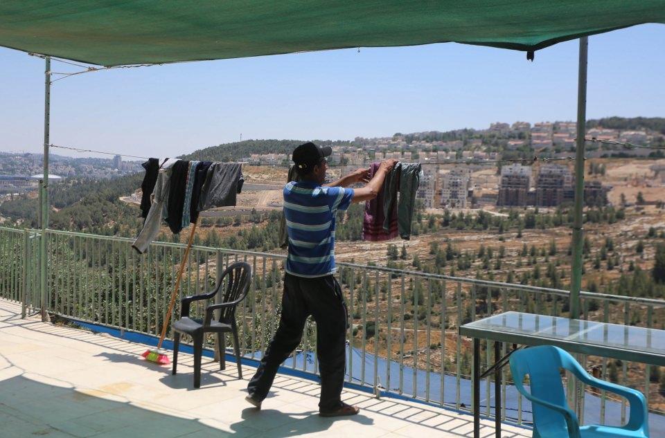<p>İsrail'in 10-15 metre uzağına kurduğu sınırlarla çevrelenmiş evde yaşayan aile, kendilerini Batı Şeria'nın güneyindeki köyleri El-Velce'den ayıran "Ayrım (Utanç) Duvarı" nedeniyle hapis hayatı yaşıyor. Tel Aviv yönetiminin 2002'de inşasına başladığı Ayrım Duvarı, ailenin Kudüs'e ulaşımını engellemesinin yanı sıra sosyal alanlarındaki en basit hareketlerini bile kısıtlıyor. </p>

<p> </p>
