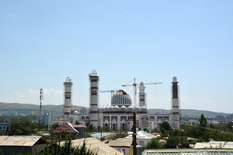 <p>Tacikistan'da yapımına devam edilen ve Orta Asya’nın en büyüğü olması beklenen cami inşaatında sona yaklaşılıyor.</p>
