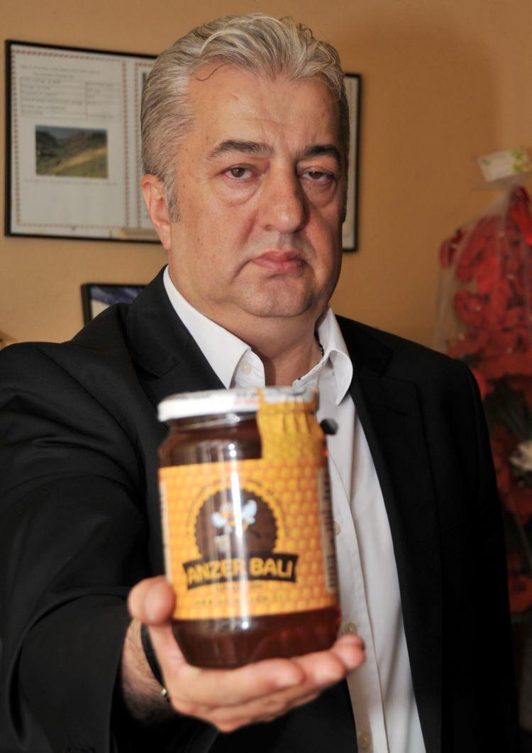 <p><strong>"TAKLİTLERİNE KARŞI AMBALAJ DEĞİŞTİRME &Ouml;NLEMİ" </strong></p>

<p>Civelek, Anzer balının taklitlerinin piyasada yer aldığı, bundan dolayı ambalajları her yıl değiştirdiklerine dikkati &ccedil;ekerek, t&uuml;keticilerin kooperatifin etiketi, ıslak m&uuml;hr&uuml; ve barkodunun olmadığı &uuml;r&uuml;nleri tercih etmemelerini istedi.</p>
