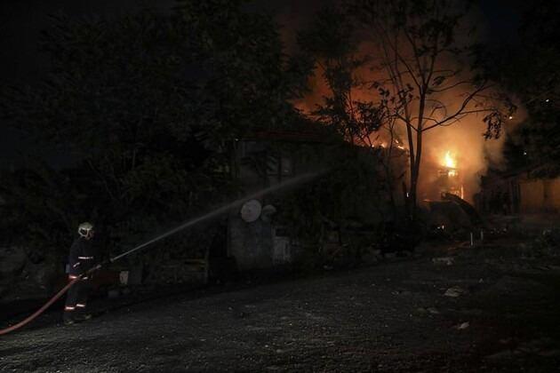 <p>Alınan bilgiye göre, Altındağ İlçesi Hacı Bayram Mahallesi Uzunyol Sokak'taki bir gecekonduda henüz belirlenemeyen nedenle yangın çıktı.</p>
