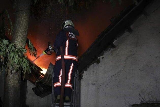 <p>İtfaiye ekiplerinin yoğun çalışmasıyla kontrol altına alınan yangının ardından iki gecekondu kullanılamaz hale geldi.</p>