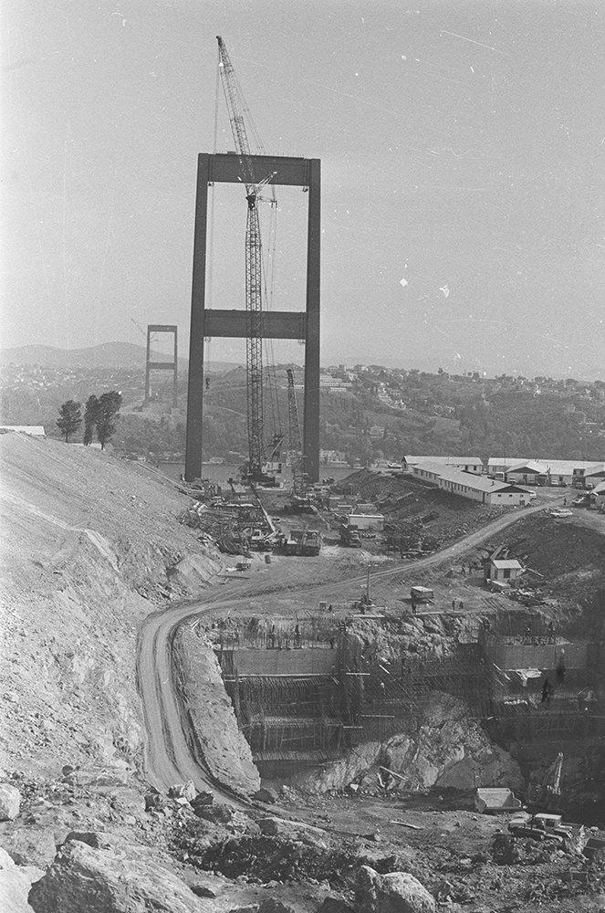 <p>Bu kapsamda yerleşim yerlerinin büyümesi, göç dalgaları ve trafiğin artmasıyla İstanbul Boğazı için hep bir hayal olan köprülerin yapılması için ilk adımlar atıldı ve 30 Ekim 1973'te Boğaziçi Köprüsü açıldı.</p>

<p> </p>
