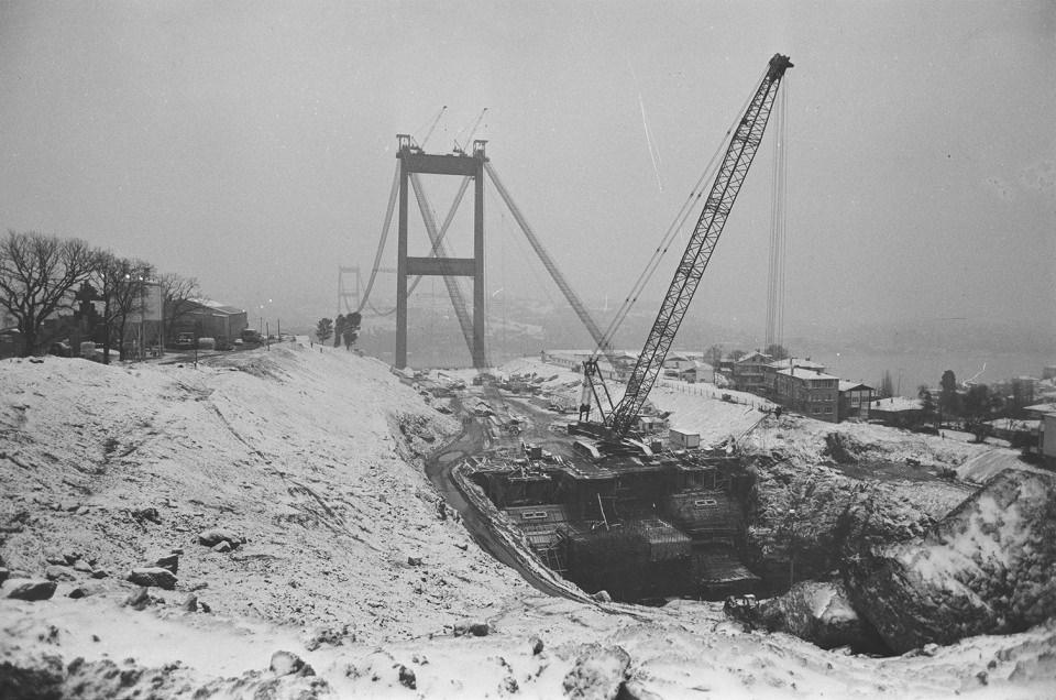 <p>K&ouml;pr&uuml; ilk yılında g&uuml;nde ortalama 32 bin 520 araca hizmet verirken, bu sayı 14. hizmet yılında g&uuml;nl&uuml;k ortalama 130 bin seviyelerine geldi. K&ouml;pr&uuml;deki bu yoğunluk hizmet kalitesini d&uuml;ş&uuml;r&uuml;rken, kentte ikinci bir k&ouml;pr&uuml;n&uuml;n varlığını zaruri hale getirdi.&nbsp;</p>

<p>&nbsp;</p>
