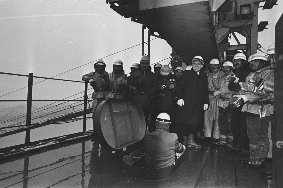 <p><strong>Fatih Sultan Mehmet K&ouml;pr&uuml;s&uuml;</strong></p>

<p>Temeli, 29 Mayıs 1985'te atılan Fatih Sultan Mehmet K&ouml;pr&uuml;s&uuml;'n&uuml;n yapım &ccedil;alışmalarına 4 Aralık 1985'te başlandı. K&ouml;pr&uuml;n&uuml;n ilk tabliyesi 17 Eyl&uuml;l 1987'de yerine yerleştirilirken, 4 Şubat 1988'de tabliyelerin montajı tamamlandı. Yapımı i&ccedil;in bin 100 iş g&uuml;n&uuml; &ouml;ng&ouml;r&uuml;len k&ouml;pr&uuml;, taahh&uuml;t edilenden 192 g&uuml;n &ouml;nce 29 Mayıs 1988'de tamamlandı ve 3 Temmuz 1988'de hizmete a&ccedil;ıldı.<br />
<br />
<em>31 Ocak 1987'de d&ouml;nemin Bayındırlık ve İskan Bakanı Safa Giray (paltolu), k&ouml;pr&uuml;n&uuml;n "kedi yolu"nu hizmete a&ccedil;arak bir s&uuml;re y&uuml;r&uuml;d&uuml;.</em></p>
