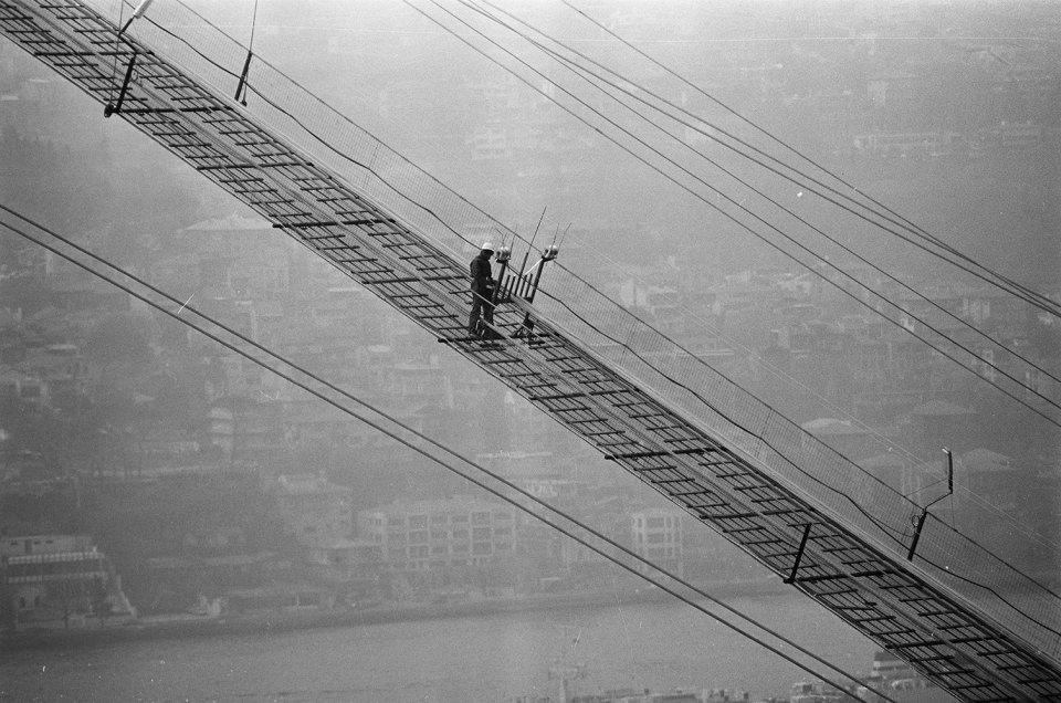 <p>Kule ayakları arasındaki orta a&ccedil;ıklığı bin 90 metre olan k&ouml;pr&uuml;n&uuml;n kule temelleri boğazın iki yakasındaki yama&ccedil;lara yerleştirilmiş, kuleler ise hemen hemen tabliye mesnet seviyesinden başlamıştır.</p>

<p>&nbsp;</p>
