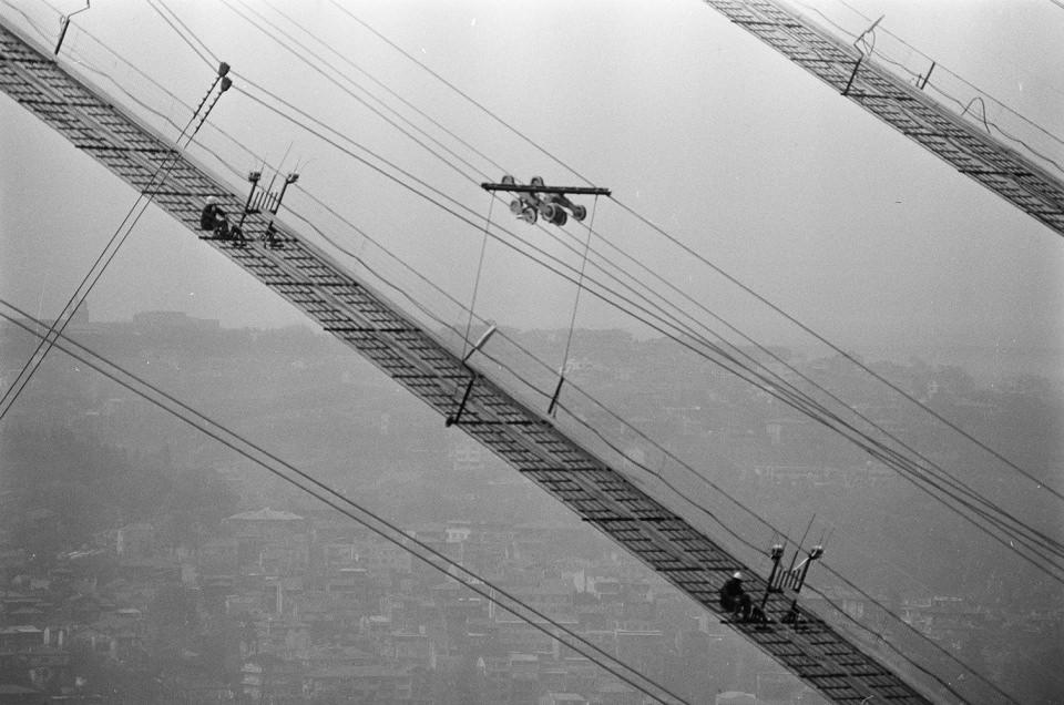 <p>K&ouml;pr&uuml;n&uuml;n d&uuml;şey gabarisi denizcilik standartlarına uygun olarak 64 metre olarak belirlenirken, k&ouml;pr&uuml; kule temelleri ve ankraj blokları, Avrupa ve Anadolu yakasında devoniyen sistemine ait kire&ccedil; taşı ve yumrulu kire&ccedil; taşı formasyonu &uuml;zerine inşa edildi.</p>

<p>&nbsp;</p>
