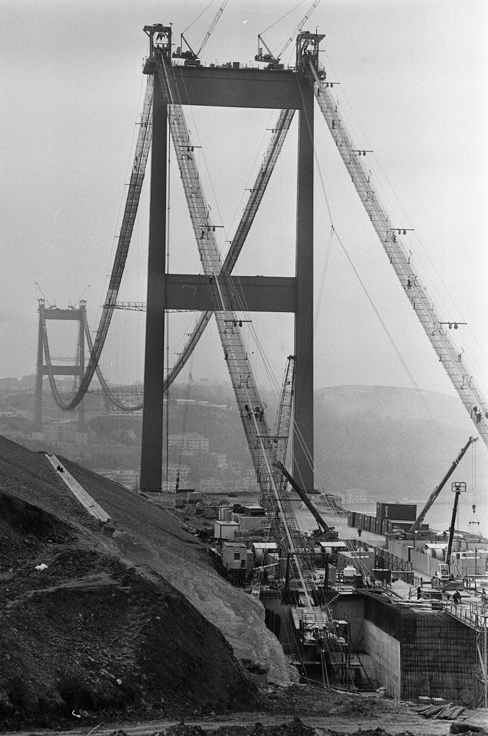 <p><strong>Fatih Sultan Mehmet K&ouml;pr&uuml;s&uuml;'n&uuml;n diğer &ouml;zellikleri ise ş&ouml;yle:</strong></p>

<p>Toplam genişlik: 39,40 metre</p>

<p>Tabliye sayısı:&nbsp; 62</p>

<p>Tabliyelerin ağırlıkları:&nbsp; 115-230 ton</p>

<p>Orta a&ccedil;ıklık:&nbsp; &nbsp;1090 metre</p>

<p>Ankrajlar arası:&nbsp; &nbsp;1510 metre</p>

<p>Denizden y&uuml;kseklik:&nbsp; 64 metre</p>

<p>Kule y&uuml;ksekliği:&nbsp; 107,10 metre</p>

<p>Kuleler ağırlığı:&nbsp; 7 bin ton</p>

<p>Tel &ccedil;apı:&nbsp; 5,38 milimetre</p>

<p>Toplam tel boyu:&nbsp; &nbsp;51 bin 486 metre</p>

<p>Toplam kablo ağırlığı:&nbsp; 9 bin 500 ton</p>

<p>Toplam tabliye ağırlığı:&nbsp; 13 bin 600 ton</p>

<p>Kule temelleri beton miktarı:&nbsp; 20 bin metre k&uuml;p</p>

<p>Yapım s&uuml;resi:&nbsp; 908 g&uuml;n</p>
