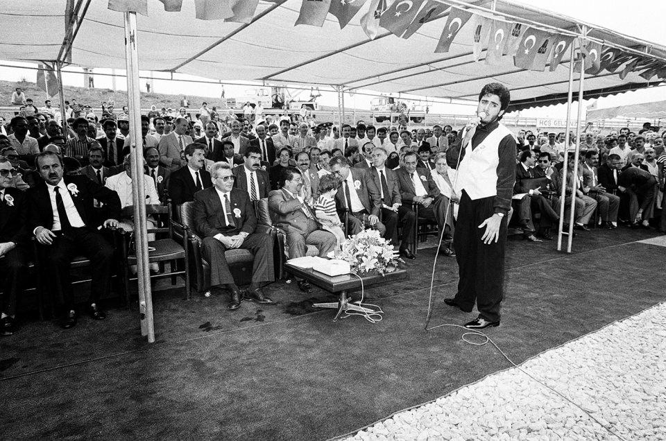 <p>D&ouml;nemin Başbakanı Turgut &Ouml;zal, 7 Nisan 1989'da Fatih Sultan Mehmet K&ouml;pr&uuml;s&uuml; ikinci &ccedil;evre yolu Kozyatağı -Okmeydanı arasını t&ouml;renle hizmete a&ccedil;tı. A&ccedil;ılıştan &ouml;nce şarkıcı K&uuml;&ccedil;&uuml;k Emrah konser verdi.</p>
