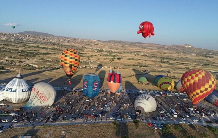 <p>Türkiye'nin önemli turizm merkezlerinden Kapadokya bölgesinde düzenlenen "Uluslararası Kapadokya Balon Festivali"nin son gününde, çeşitli figürleri içeren sıcak hava balonları Göreme beldesindeki Aşk Vadisi'nde uçuş gerçekleştirdi.</p>

