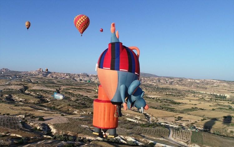 <p>Ürgüp Belediyesinin ev sahipliğinde, Pasha Balloons sponsorluğunda düzenlenen festivalde, sıcak hava balonları renkli görüntüler sahneledi.</p>
