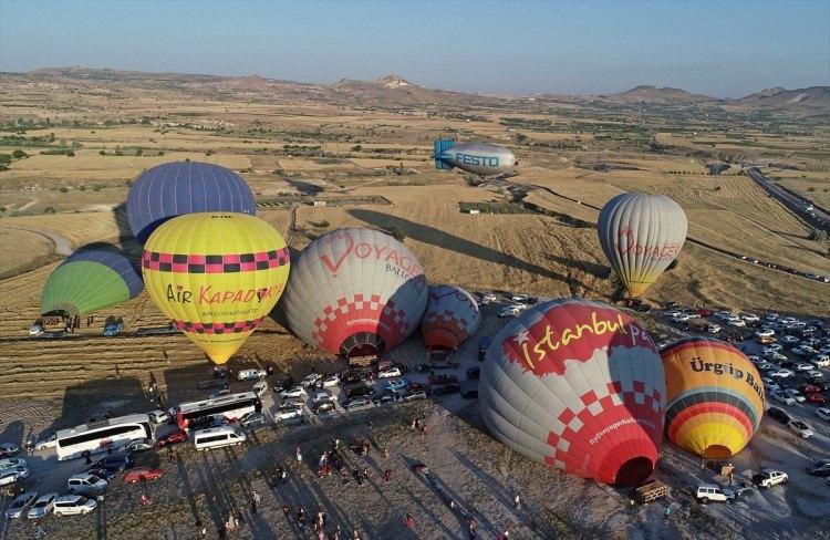 <p>Balon pilotları uçuş için hazırlık yaparken, binlerce kişi fotoğraf çekebilmek için alanı doldurdu.</p>
