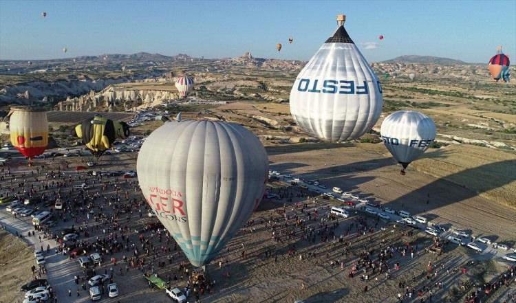 <p>Kalabalık grupların arasında peş peşe gökyüzüne yükselen, robot, zeplin, istakoz, arı, bardak, koyun ve benzeri figürlerdeki balonlar güzel görüntü oluşturdu.</p>