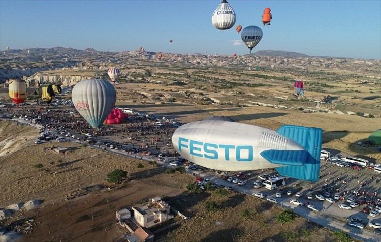<p>Yaklaşık 40 dakika boyunca peribacalarının bulunduğu alanın üzerinde süzülen balonlar, daha sonra Uçhisar beldesi yakınlarına iniş yaptı.</p>