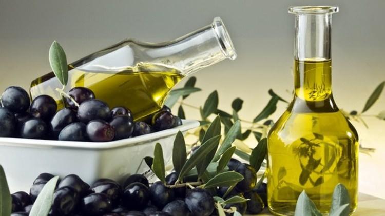 <p><span style="color:#B22222"><strong>ZEYTİN</strong></span></p>
<p>Kadın hastalıklarının riskini azaltmada etkili olan zeytin yağı, içerdiği E vitamini sayesinde yaşlanmayı geciktirir. Bunun yanı sıra kötü kolesterol seviyesini düşürerek kalp ve damar hastalıklarına zemin hazırlayan durumların önüne geçer. </p>