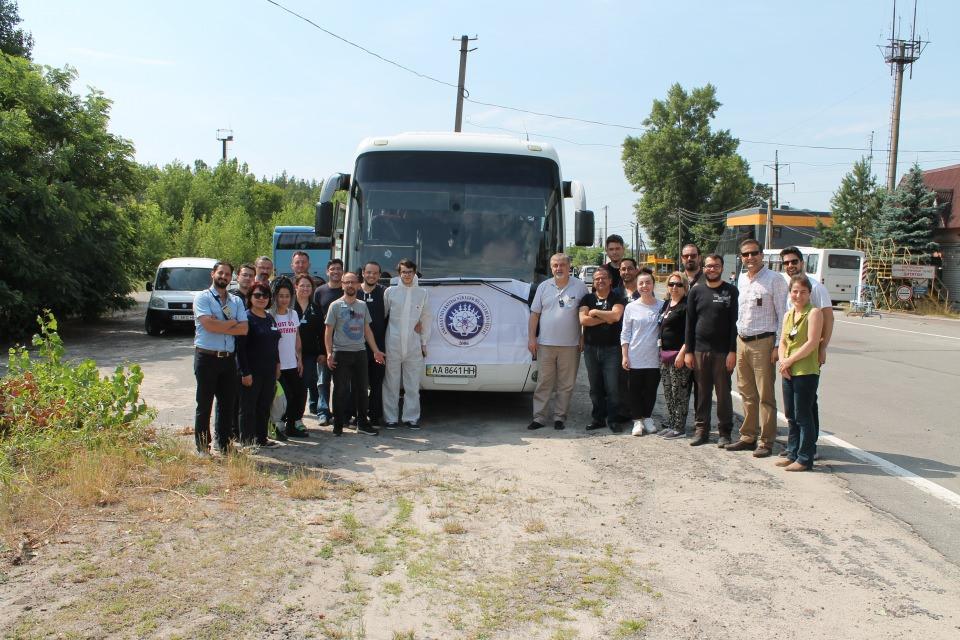 <p>Niyazi Meriç, patlamanın yaşandığı 4. reaktörün altında 90 ton uranyum ile bir ton plütonyum bulunduğunu vurgulayarak, bu nedenle Avrupa Birliği'nin de aralarında bulunduğu konsorsiyumun bu reaktörün üzerini çelik zırhla kapatarak radyasyonu kontrol altına aldığını ifade etti.</p>
<p> </p>