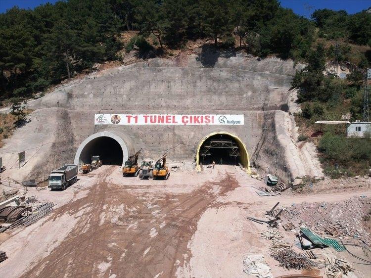 <p>Şu anda 45 dakikada katedilebilen 24 kilometrelik Kazdağları rampalarında ulaşım, tünellerin hizmete açılmasının ardından 5 dakika sürecek.</p>
