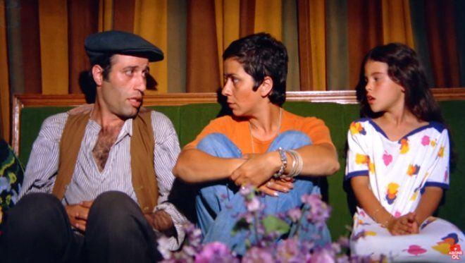 <p>1964 yılında İtalyan şarkıcı Ernesto Casalini ile evlendi. Deniz Türkali, Londra'da tiyatro eğitiminin yanında müzik çalışmalarını beraberinde gerçekleştirdi. Birçok ülkede konserler verdi. Türkiye'ye döndükten sonra bir sure Milliyet Yayınları'nda yayın danışmanlığı yaptı. Sinema ve TV filmlerinde oynadı. Film senaryoları yazdı. Film müziklerini seslendirdi. Tiyatronun yanı sıra kabare programlarında oynadı.</p>
<p> </p>