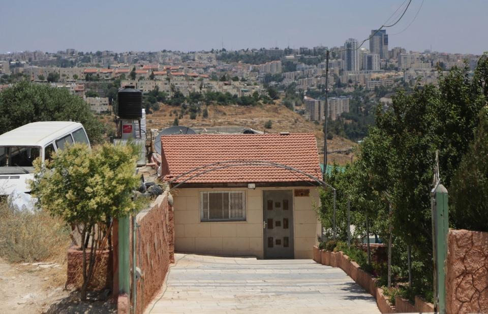 <p> "İsrail'in Utanç Duvarı" olarak da isimlendirilen Ayrım Duvarı, Filistinli Hacacla ailesinin yaşadığı bölgeyi adeta açık hava hapishanesine dönüştürdü.</p>
