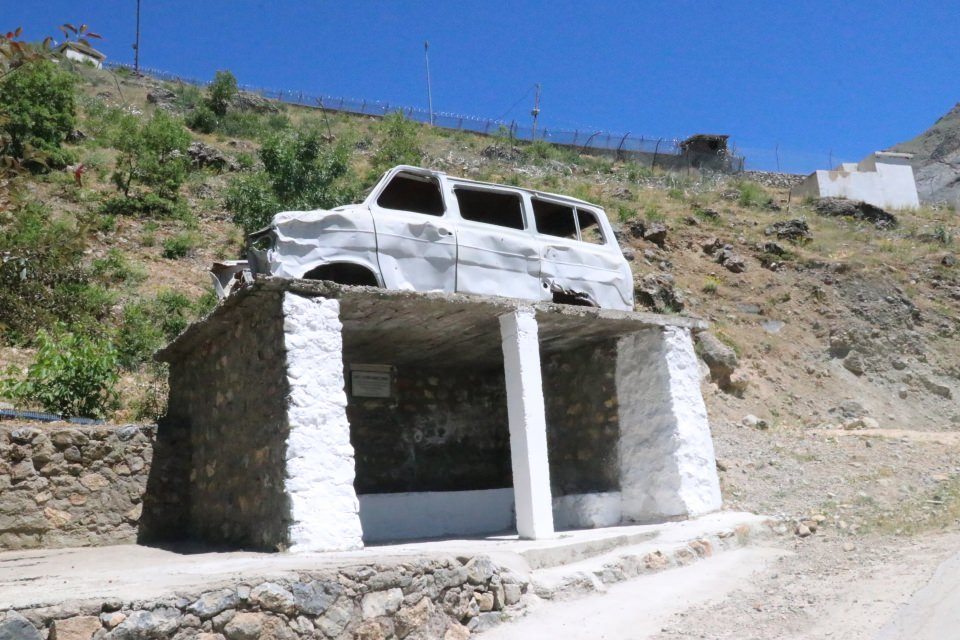 <p>Köylülerin ulaşım için kullandıkları ve teröristler tarafından kurşunlanarak ateşe verilen minibüs köylüler tarafından muhafaza ediliyor.</p>