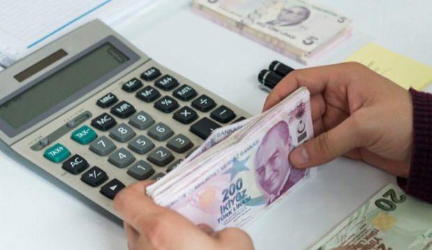 <p>Enflasyon rakamları sonrası öğretmenler yüzde 6 oranında bir maaş zammı alacak. Bu zam sonrası en düşük öğretmen maaşına 231 ile 300 TL arasında bir zam gelecek. </p>
<p> </p>