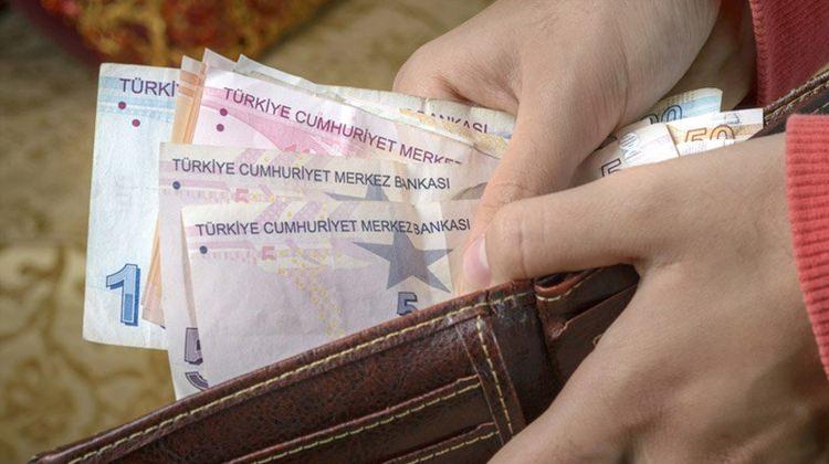 <p><strong>2019 ÖĞRETMEN EK DERS ÜCRETİ</strong></p>
<p>İşte öğretmenlerin 2019 yılı Temmuz ayı itibariyle net ek ders ücretleri:</p>
<p><strong>Kadrolu Öğretmenler: </strong>16,18 TL<br />
<strong>Sözleşmeli Öğretmenler: </strong>13,91 TL</p>
<p>Ücretli Öğretmenlerin ek ders ücretleri ile kadrolu öğretmenlerin ek ders ücretleri aynıdır.</p>