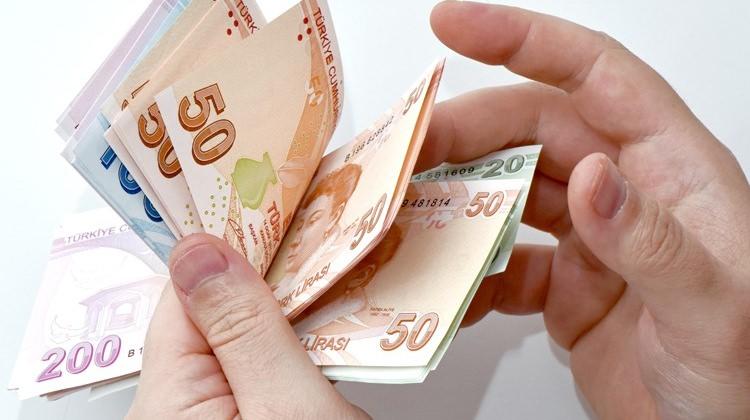 <p><strong>SÖZLEŞMELİ ÖĞRETMEN MAAŞI NE KADAR OLDU?</strong></p>
<p>Sözleşmeli öğretmenlerin aylık sözleşme ücreti, 2019 yılının ilk altı aylık döneminde brüt 3.856 TL’dir. Öte yandan, sözleşmeli öğretmenlere her ay, en yüksek devlet memurları aylığının %65’i tutarında ek ödeme yapılıyor. (2019 yılının ilk yarısındaki aylarda 806 TL'dir.) Buna göre, 2019 yılının ilk yarısındaki aylarda, %15 gelir vergisi diliminde, bekar ve çocuksuz sözleşmeli öğretmenin aylık en düşük net ücreti (ek ödeme dahil) “3.782 TL” olmaktadır. Eşi ve/veya çocuğu olan sözleşmeli öğretmenlerin aylık net maaşı; eşinin çalışıp çalışmamasına, çocuklarının sayısına, yaşına ve aile yardımı ödeneğinden yararlanma durumlarına göre yukarıda belirtilen tutardan daha yüksek olabilecektir.</p>