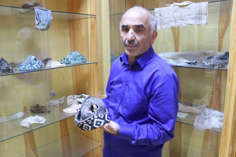<p>Başbağlar eski dernek başkanı Şerif Gül, köyde bulunan kültür ve anı evinde şehit edilen 33 vatandaşın özel eşyalarını muhafaza ettiklerini söyledi.</p>