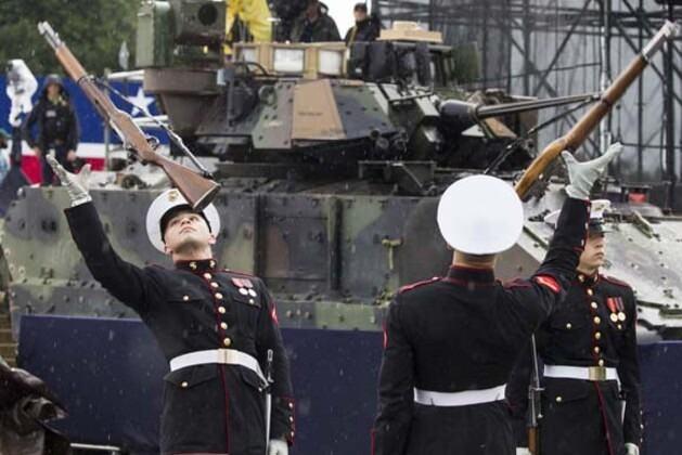 <p>Tank ve uçaklar dikkati çekti</p>
<p>Yoğun yağmura rağmen toplanan on binlerce Amerikalı, coşku içinde kutlamalara eşlik ederken, kutlamalara Trump tarafından dahil edilen Amerikan ordusuna ait tank ve uçaklar ilgi çekti.</p>