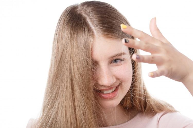 <p><span style="color:#800080"><strong>Kabaran saçlar kısa sürede şekil almayarak birçok kadının korkulu riyası haline gelmiştir. Uzmanların araştırmalarına göre saçların nemsiz kalması ve duş sonrasında yapılan hatalar nedeniyle kabaran saçlarınızı pratik yöntemlerle muhteşem bir görünüme kavuşturabilirsiniz. Nasıl mı? İşte saç kabarmasını ortadan çıkaracak çözüm önerileri:</strong></span></p>
