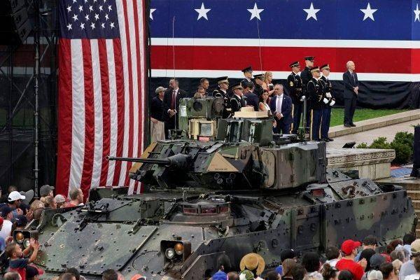 <p>Diğer yandan, Beyaz Saray önünde Amerikan bayrağını yakmaya çalışan bir göstericinin tutuklandığı bildirildi.</p>