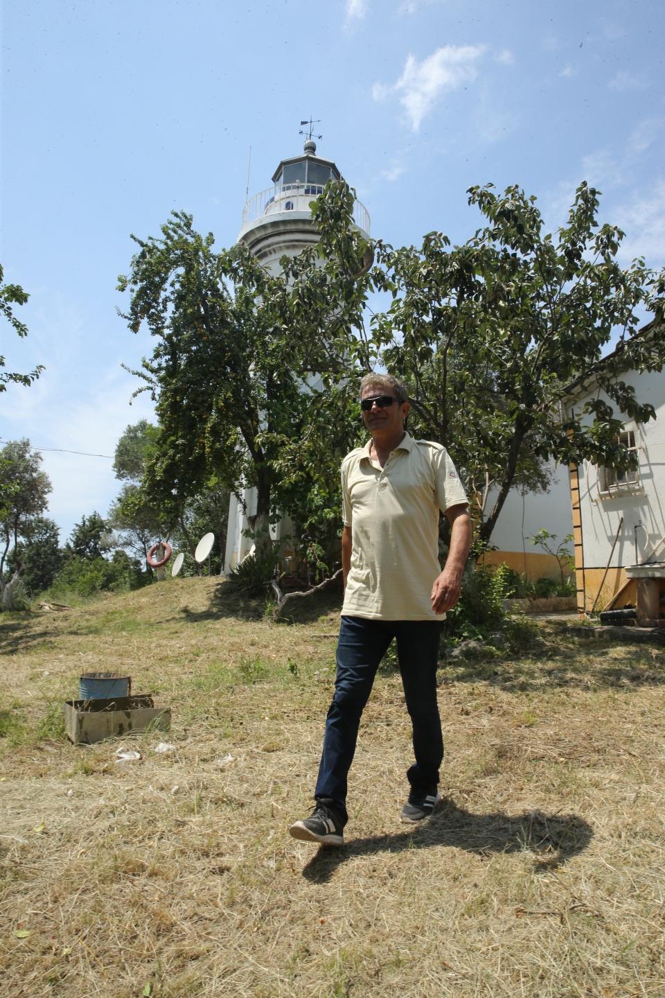 <p>Fenere, temelli olarak 1974 yılında yerleştiklerini anlatan Gül, "Burası bizim köyümüzdü. Hep gider gelirdik. Hafta sonları, yaz tatillerinde fenerde kalırdık. Burayı çok özlerdik. Anneannemiz, dedemiz buradaydı. Bizim için burası bir köydü. Acılarımızı da mutluluklarımızı da burada yaşadık. Dedemi, anneannemi, babamı burada kaybettik. Buranın sevdalısı olduk." dedi. </p>
<p> </p>