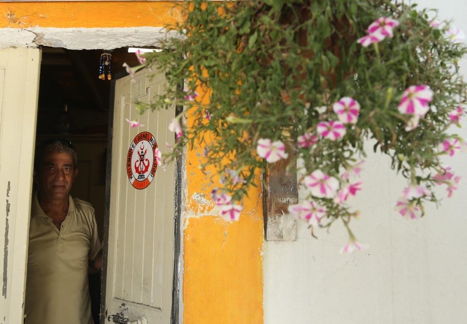 <p>Sabaha kadar nöbet tutuyorduk. Benim dönemimde ise çok güzel bir teknoloji yakalamış, 7-24 deniz aşırı sinyal verip konum belirlemekte, aynı zamanda geçen gemilerin konumlarını da alabilmekte, kendi yanış sönüşlerini ayarlayabilmekte, arızayı görebilmekte. </p>