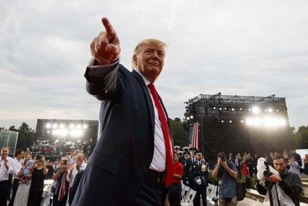 <p>Akşamüstü yapılan ve önceki yıllardan farklı olarak tankların ve savaş uçaklarının da yer aldığı özel kutlamada ise Trump, 70 yılın ardından Lincoln Anıtı önünde Amerikalılara seslenen ilk başkan olarak kayıtlara geçti.</p>